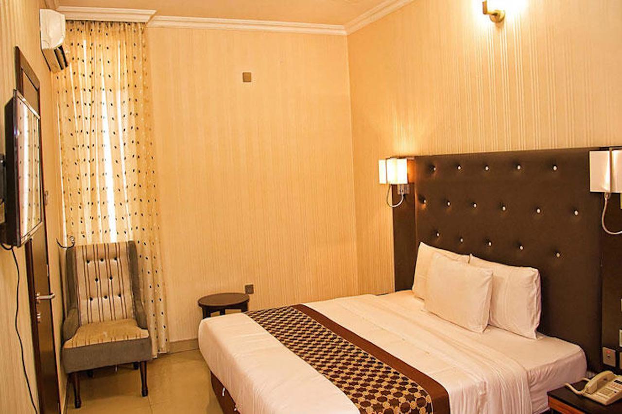 Lakeem Suites Agboyin Surulere Лагос Экстерьер фото
