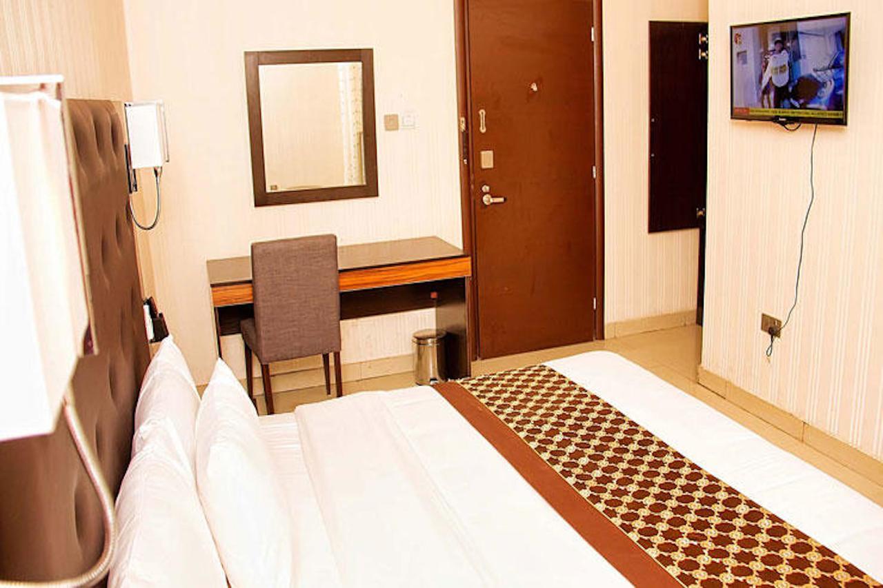 Lakeem Suites Agboyin Surulere Лагос Экстерьер фото